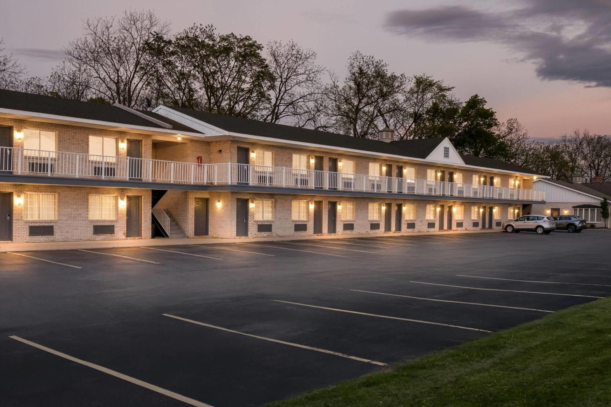 Days Inn By Wyndham Whitmore Lake Ann Arbor Brighton Exterior photo